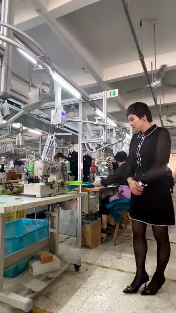 服装厂工人用砖头让机器自己工作,大家觉得这道工序应该给他工资吗